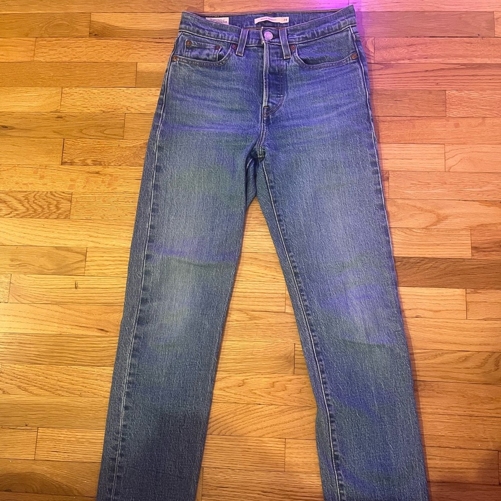 SOLD: Levi’s premium wedgie straight jean (size 24)